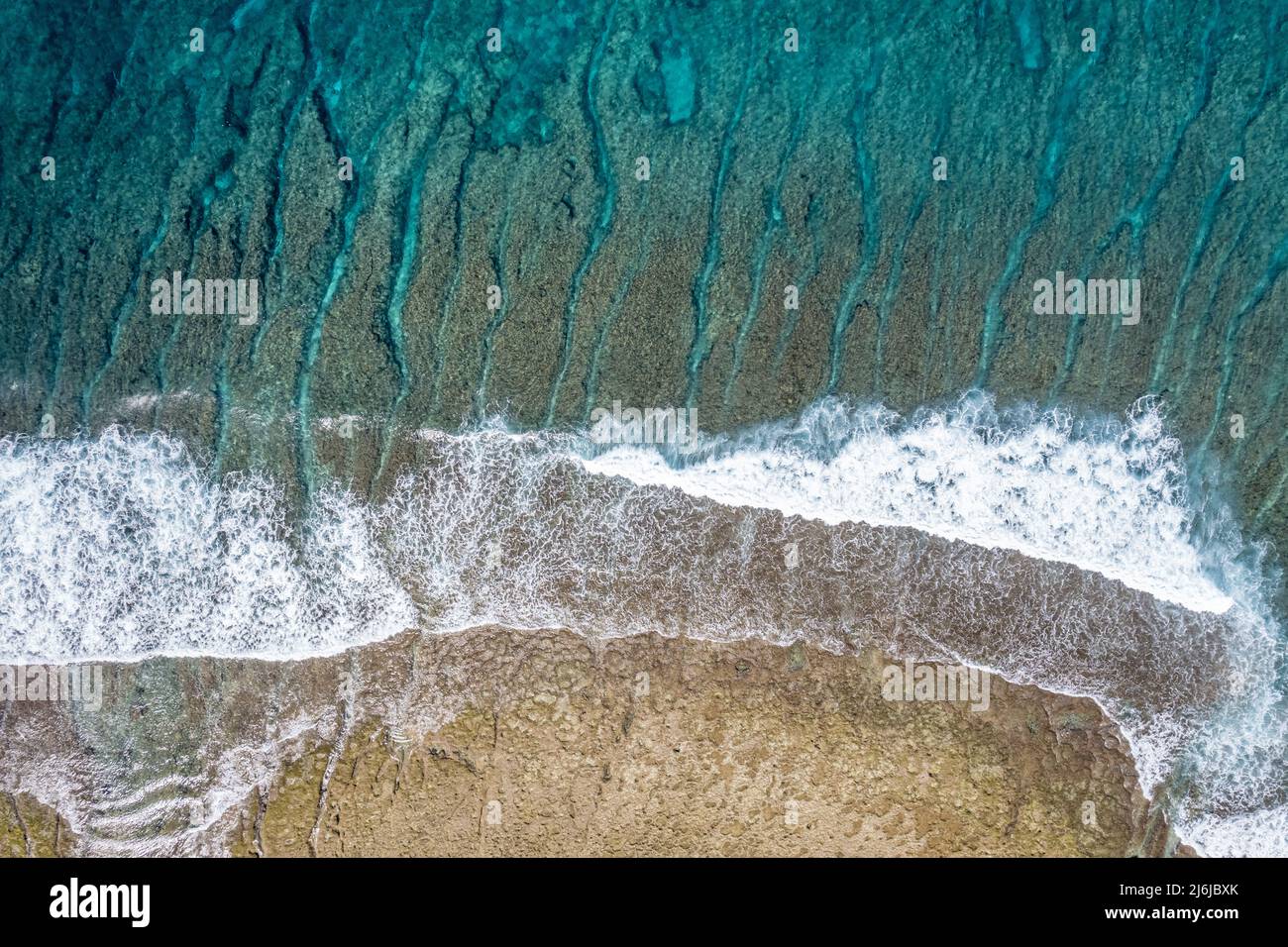 Luftaufnahme von Boa Beach auf der Roten Insel, Provinz East Nusa Tenggara, Indonesien. Stockfoto
