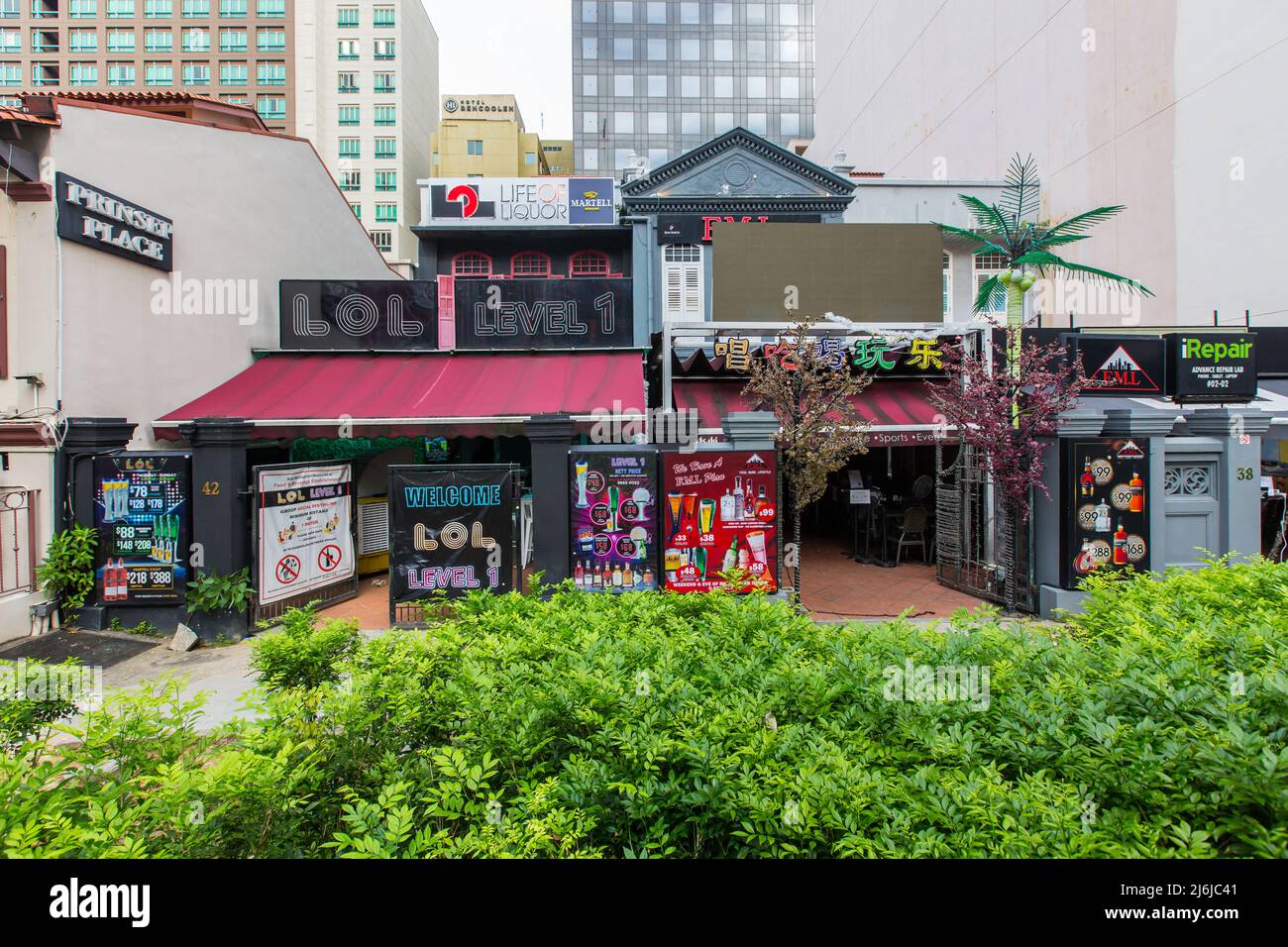 Außenansicht des Geschäftsbereichs eines Pubs für Getränke und Unterhaltung während des Tages in Singapur, Südostasien. 2022. Stockfoto