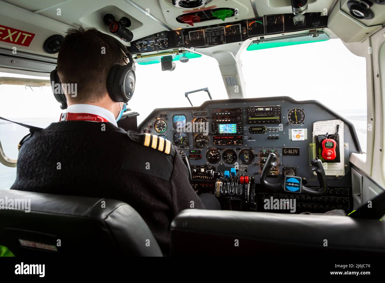 Im Cockpit des Interisland-Fluges von Kirkwall nach Papa Westray, Orkney, dem kürzesten kommerziellen Flug der Welt, 2022 Stockfoto