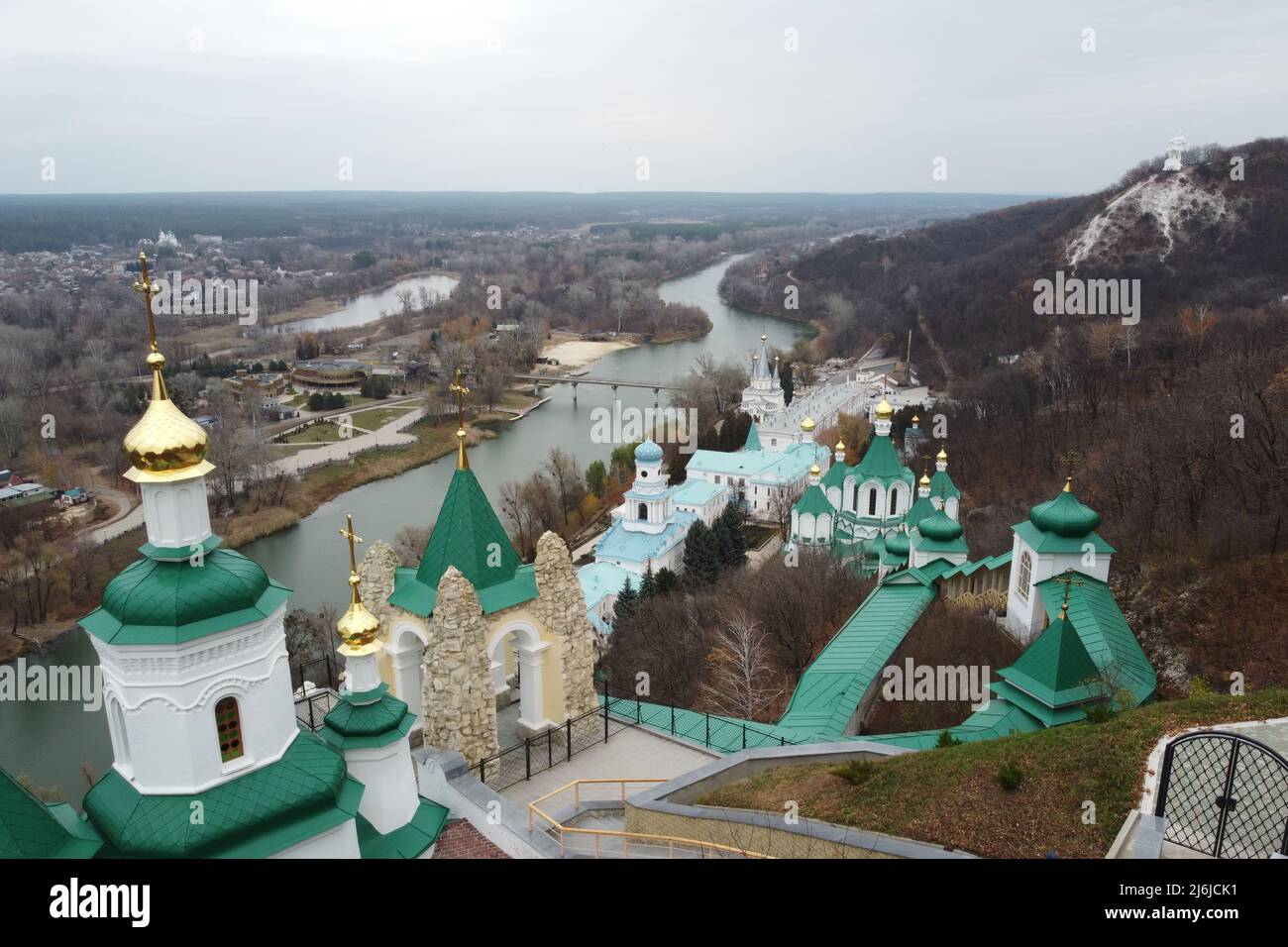 Panorama-Drohnenaufnahme von Swjatohirsk lavra, Seversky Donets Fluss, Brücke über den Fluss und Swjatohirsk Dorf, Donezk Region, Ukraine Stockfoto