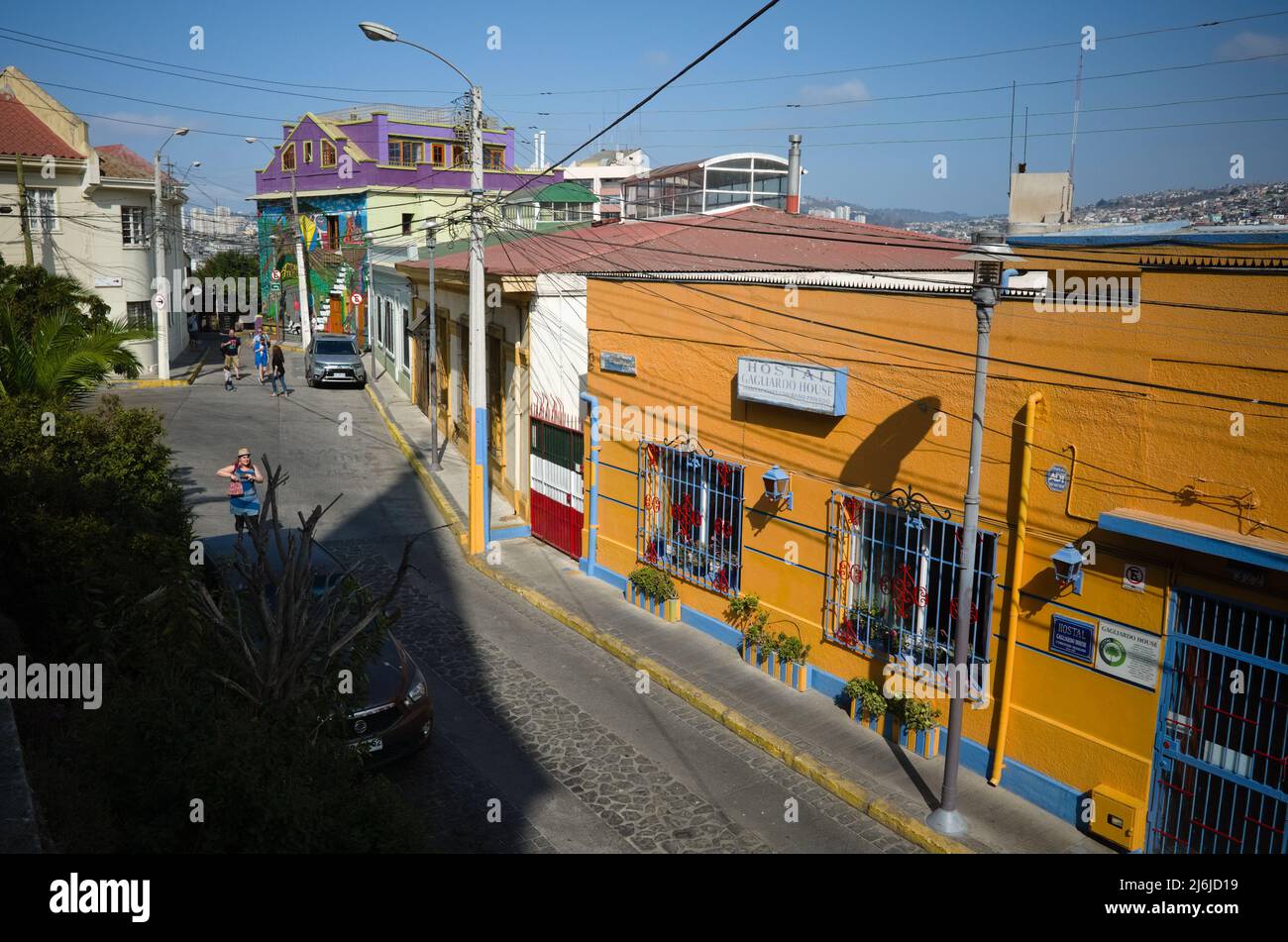 Valparaiso, Chile - Februar 2020: Farbenfrohe Häuser mit Graffiti im historischen Viertel cerro Concepcion Stockfoto