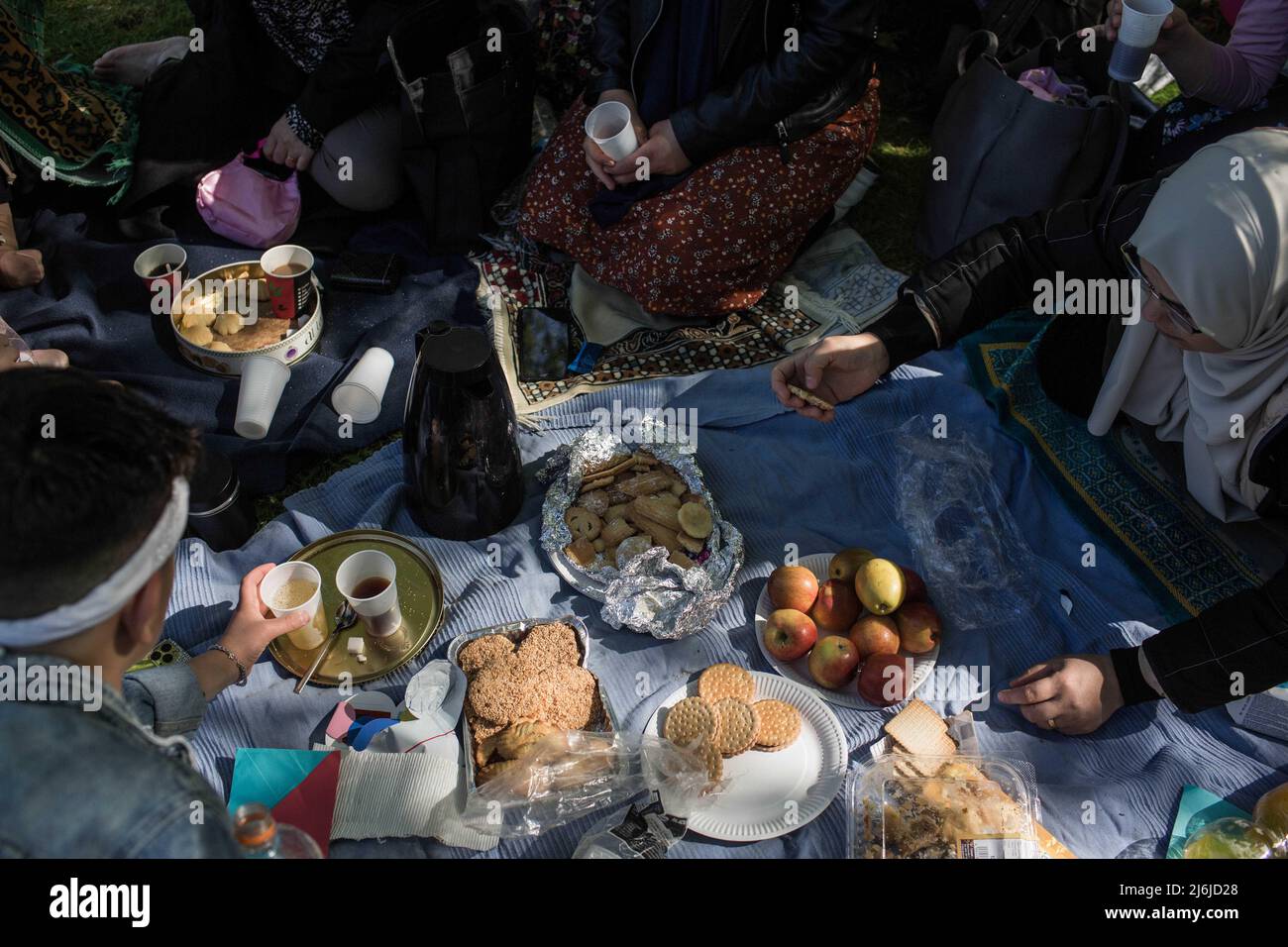 02. Mai 2022, Hamburg: Die Menschen haben sich zum Fest des Fastenbrechens versammelt, das den Fastenmonat Ramadan beendet. Muslime auf der ganzen Welt feiern das Fest des Fastenbrechens, Eid al-Fitr. Das Fest markiert das Ende des heiligen Monats Ramadan. Foto: Eman Helal/dpa Stockfoto