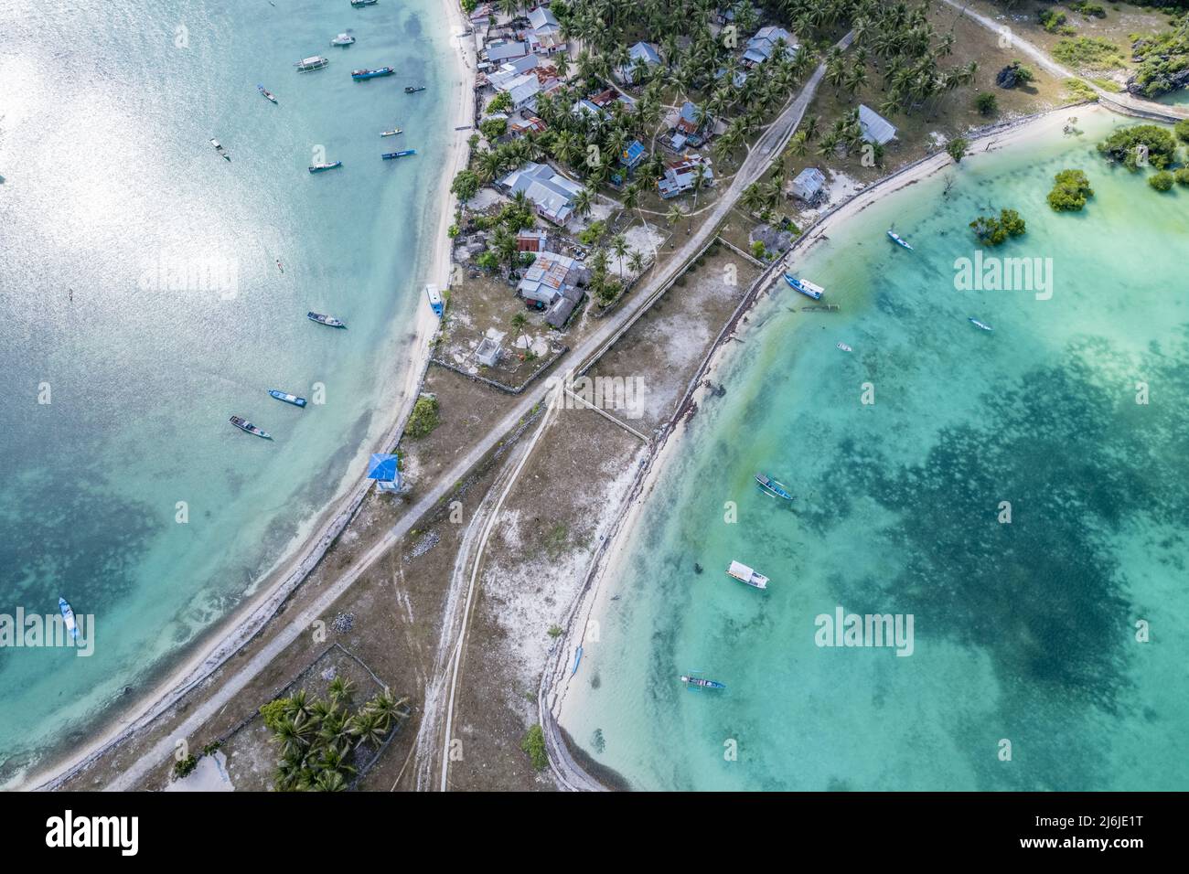 Luftaufnahme des Küstendorfes Oeseli auf der Roten Insel, Provinz Ost-Nusa Tenggara, Indonesien Stockfoto