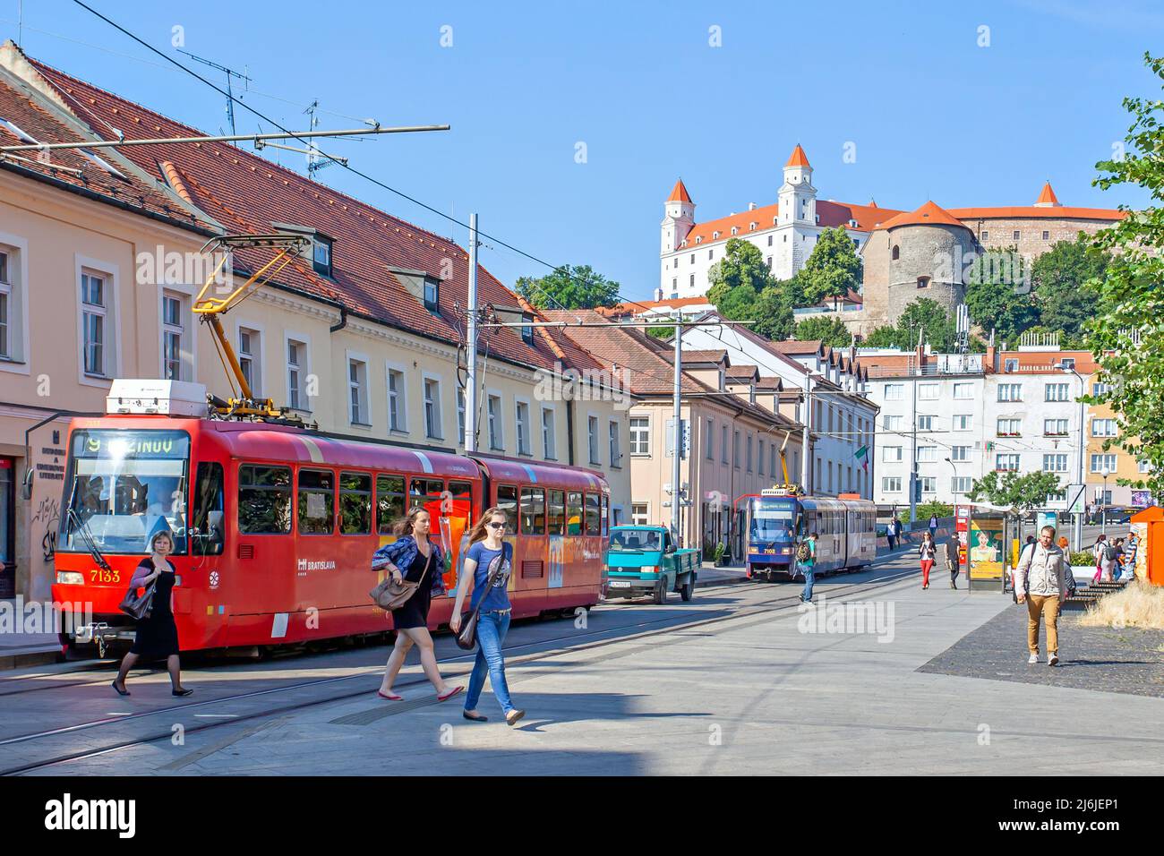 Bratislava, Slowakei - 27. Juni 2014: Alte Straße mit roter Straßenbahn in Bratislava Stockfoto