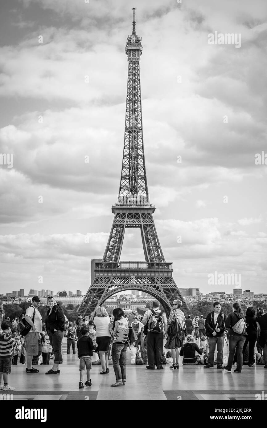Paris, Frankreich - 14. September 2011: Menschen auf dem Trocadero-Platz in Paris und der Eiffelturm im Hintergrund. Schwarz-Weiß-Stadtfotografie Stockfoto