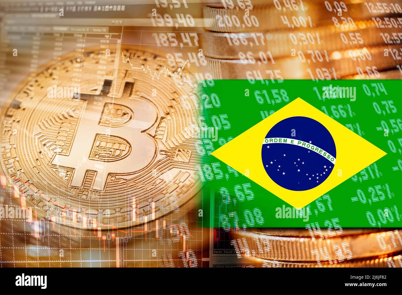 Bitcoin mit Finanzmarktsymbolen und Flagge Brasiliens Stockfoto