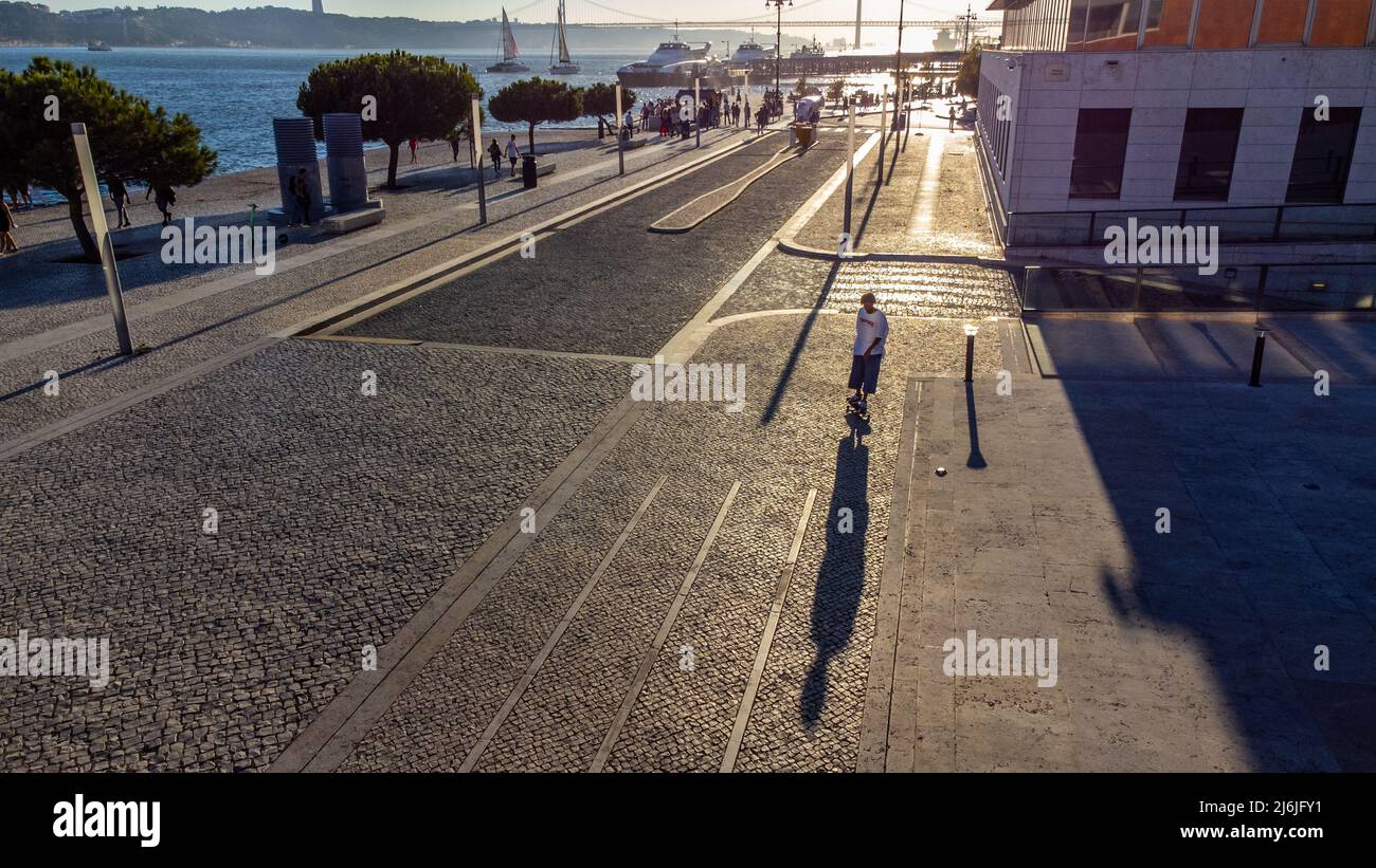 Junger Mann Skateboarding am Wasser, Lissabon, Portugal Stockfoto