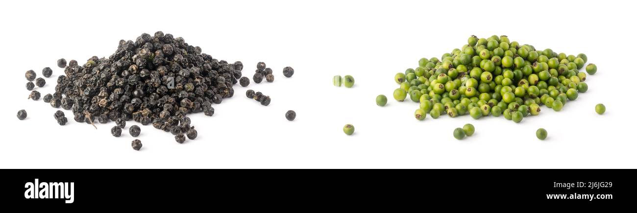 Grüne rohe und getrocknete schwarze Pfefferkörner, Haufen würziger und würziger Zutaten auf weißem Hintergrund isoliert Stockfoto