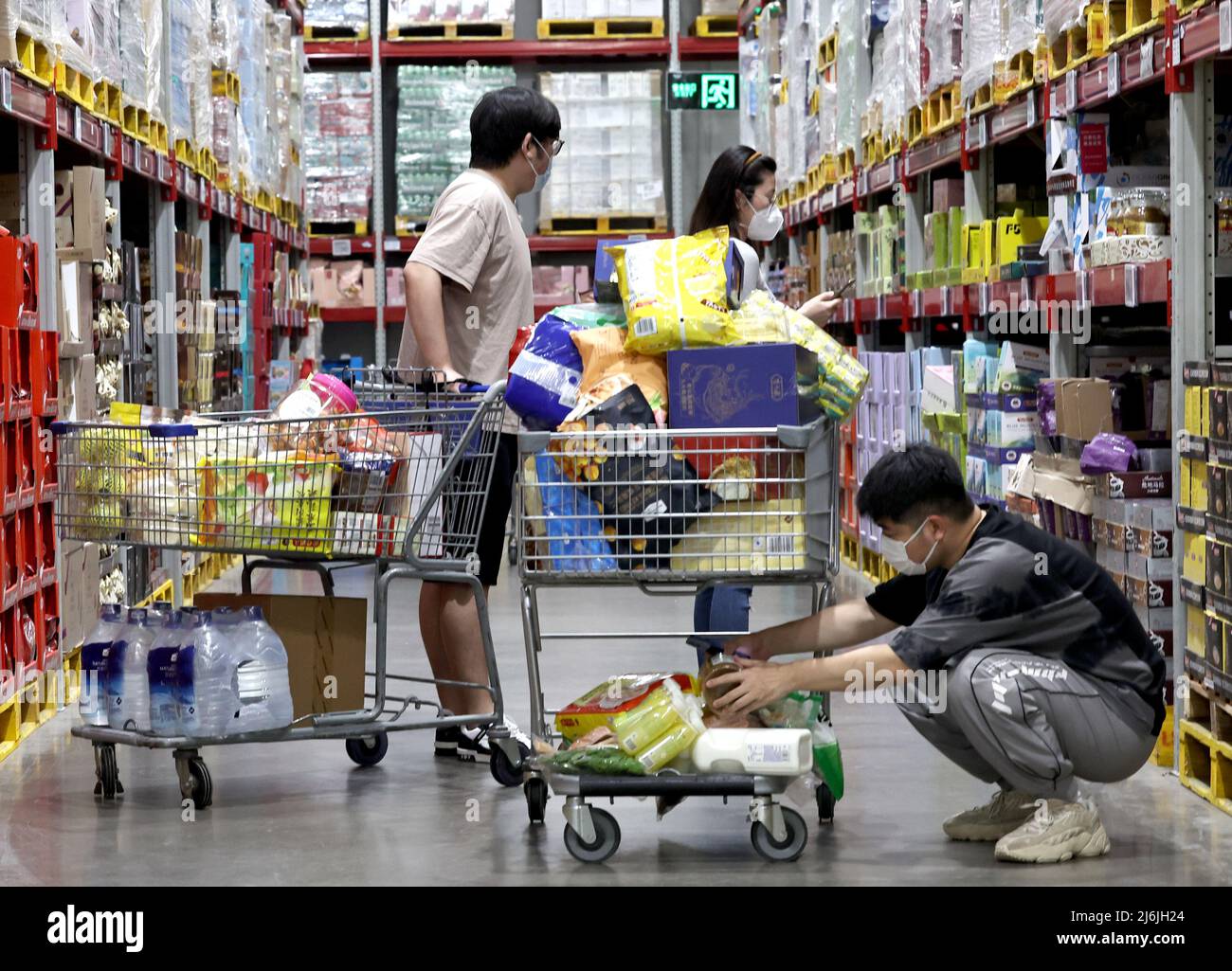 (220502) -- SHANGHAI, 2. Mai 2022 (Xinhua) -- Kunden kaufen in einem Lagerhaus von Sam's Club in Beicai Town in Pudong New Area, Shanghai im Osten Chinas, 2. Mai 2022 ein. Große Einzelhandelsunternehmen in Shanghai haben begonnen, ihre Supermärkte während des jüngsten Wiederauflebens der COVID-19 wieder zu öffnen. (Xinhua/Chen Jianli) Stockfoto