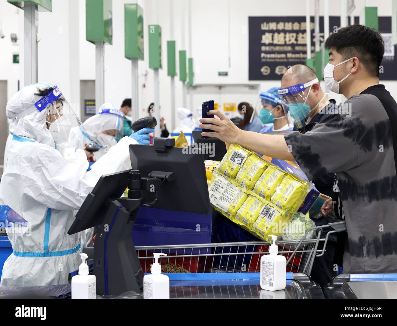(220502) -- SHANGHAI, 2. Mai 2022 (Xinhua) -- Kunden checken in einem Sam's Club Lagerhaus in Beicai Town in Pudong New Area, Shanghai im Osten Chinas, am 2. Mai 2022 aus. Große Einzelhandelsunternehmen in Shanghai haben begonnen, ihre Supermärkte während des jüngsten Wiederauflebens der COVID-19 wieder zu öffnen. (Xinhua/Chen Jianli) Stockfoto