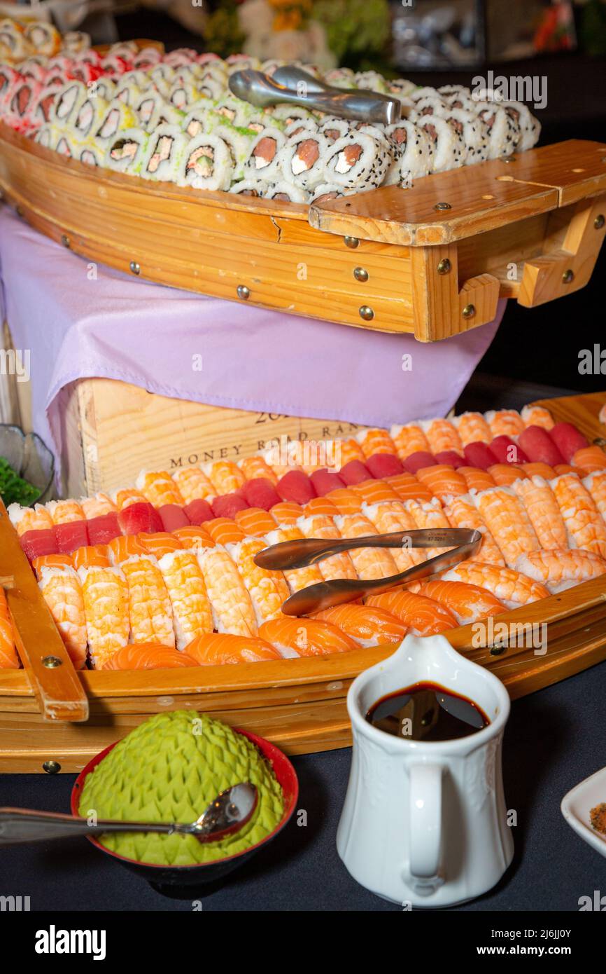Frisches Sushi: Lachs, Garnelen und Thunfisch am Mittagsbuffet Stockfoto