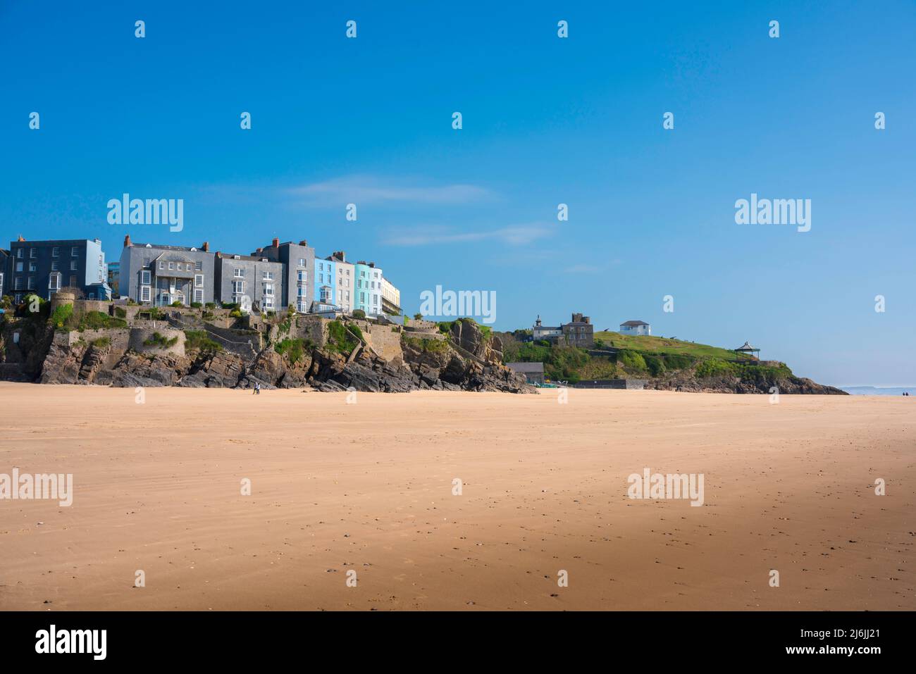 Tenby South Beach, Blick im Sommer auf South Beach - ein attraktiver Sandstrand von 1,5km - in Tenby, Pembrokeshire, Wales Stockfoto