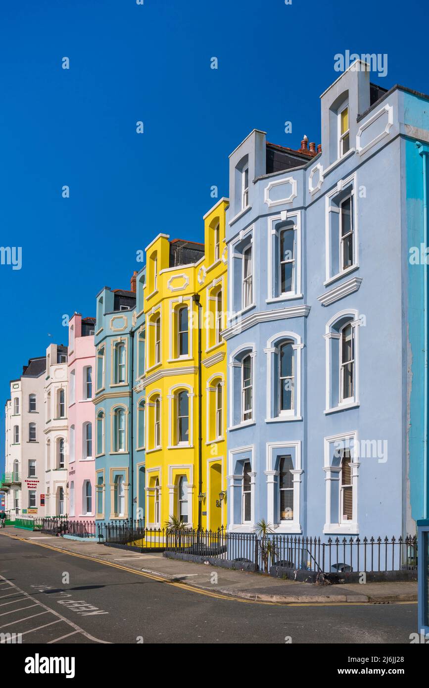 Farbenfrohe Häuser, Blick im Sommer auf farbenfrohe viktorianische Reihenhäuser an der Esplanade in der Küstenstadt Tenby, Pembrokeshire, Wales, Großbritannien Stockfoto