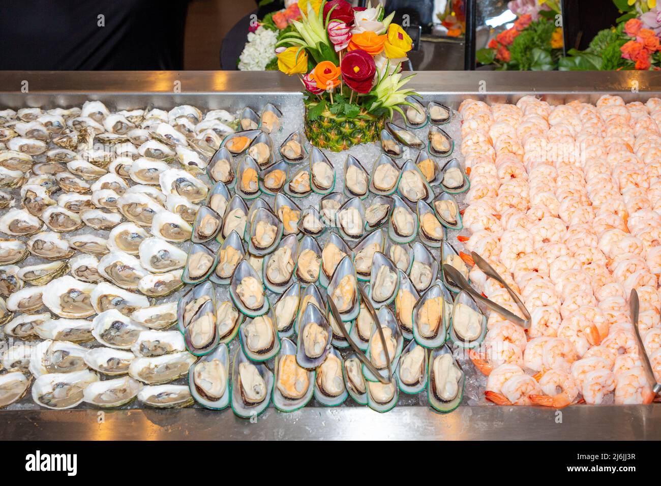 Austern auf einer Halbschale und Garnelen am Mittagsbuffet. Stockfoto