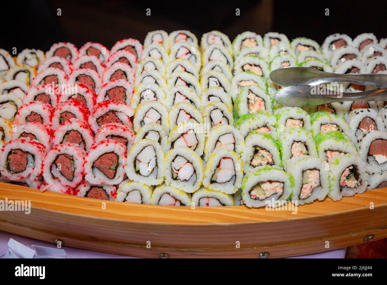 Frisch zubereitete Sushi-Rolls werden am Mittagsbuffet serviert Stockfoto