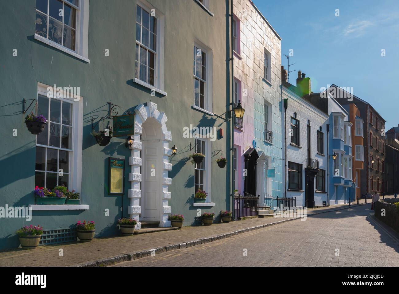 Tenby Harbour Street, Blick auf das farbenfrohe Anwesen in der Bridge Street im historischen Hafengebiet von Tenby, Pembrokeshire, Wales, Großbritannien Stockfoto