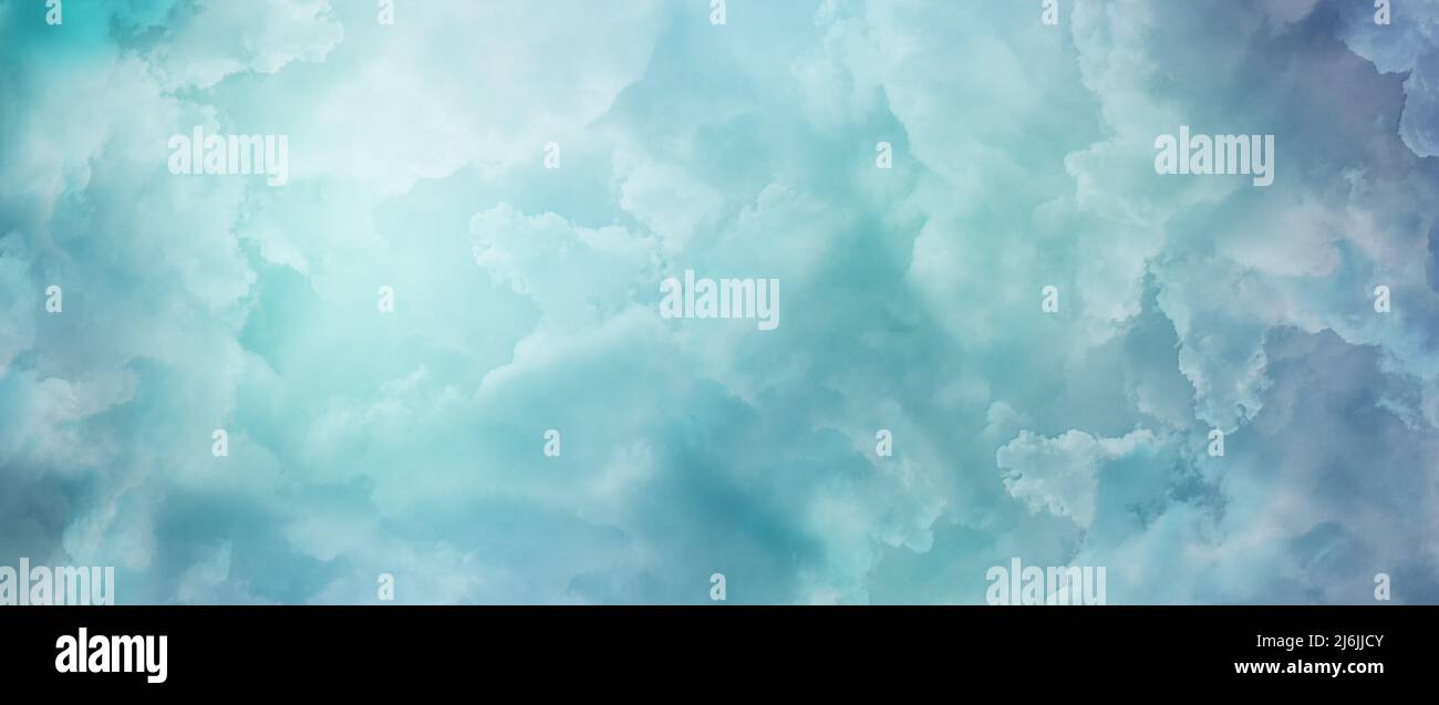 Künstlerische Wolken Kunst leidenschaftliche farbige blaue TürkisAbstrakter Hintergrund Konzept der Festlichkeit Stockfoto