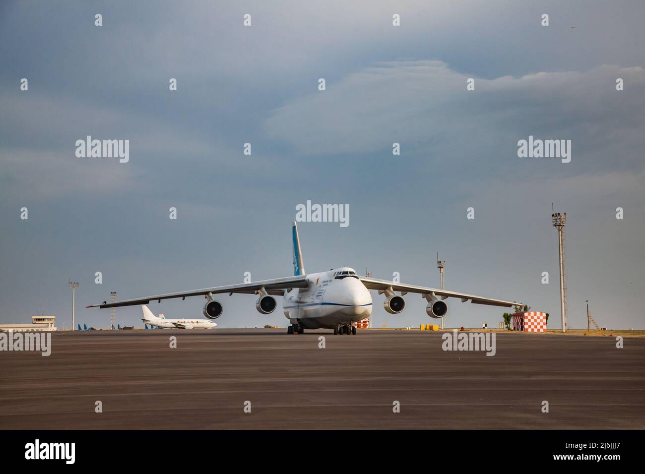 Aktau, Kasachstan - 21. Mai 2012: Internationaler Flughafen Aktau. Großes schweres sowjetisches Frachtflugzeug Antonov-124 Ruslan auf dem Boden. Schöner blauer Himmel mit Klo Stockfoto