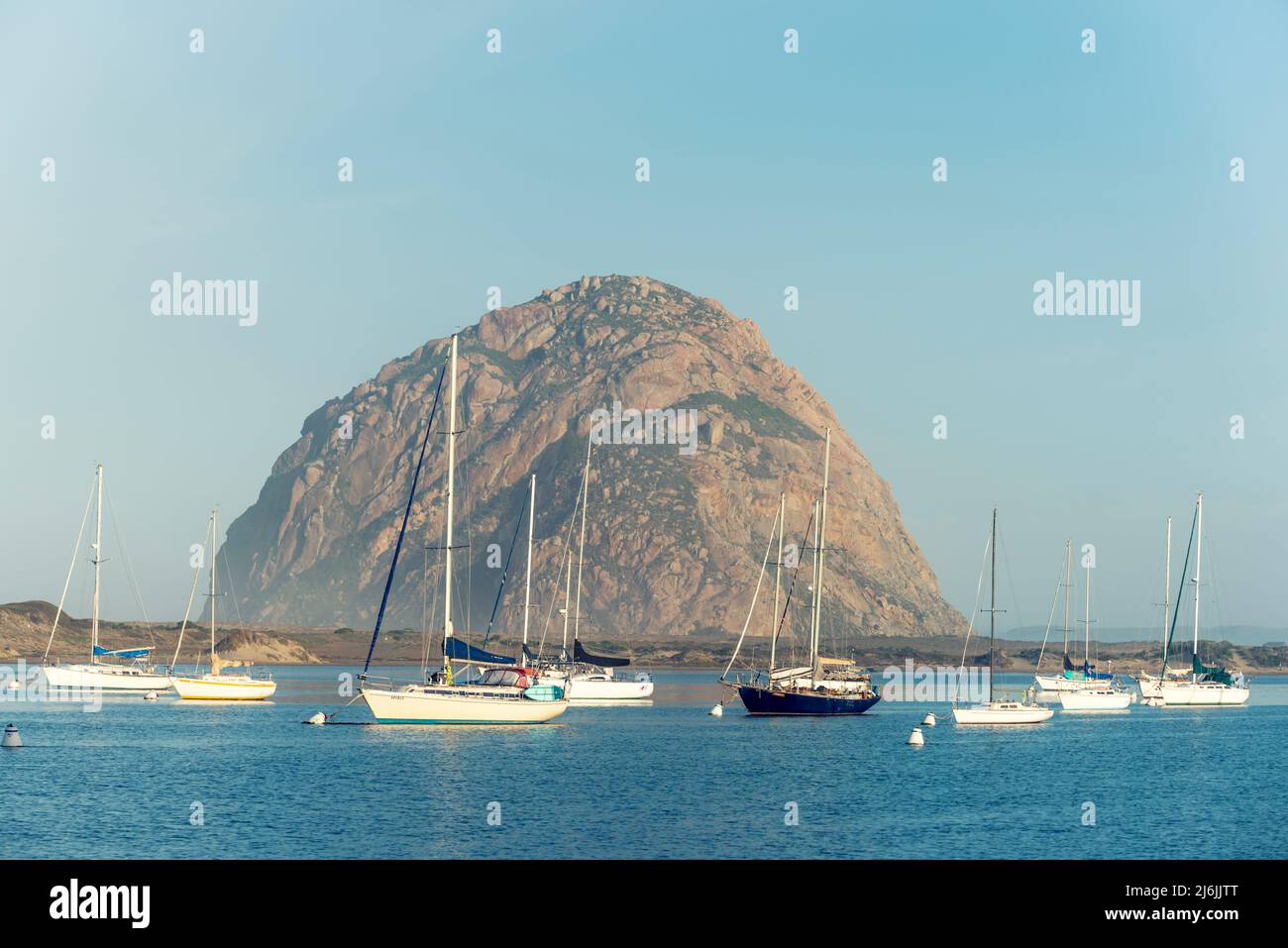 Legendärer Morro Rock an einem Aprilmorgen. Morro Bay, Kalifornien, USA. Stockfoto