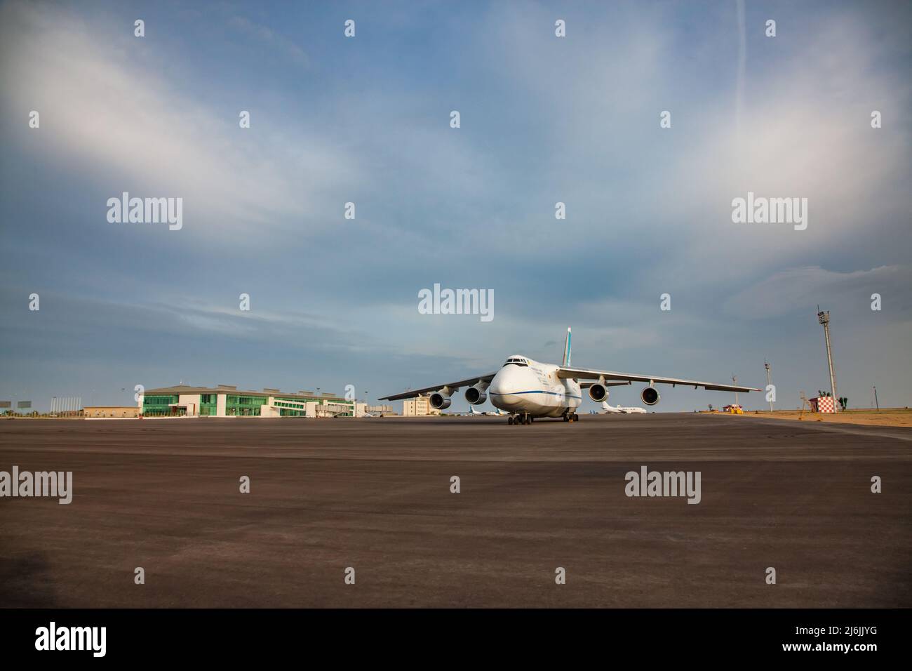 Aktau, Kasachstan - 21. Mai 2012: Internationaler Flughafen Aktau. Großes schweres sowjetisches Frachtflugzeug Antonov-124 Ruslan auf dem Boden. Schöner blauer Himmel mit Klo Stockfoto