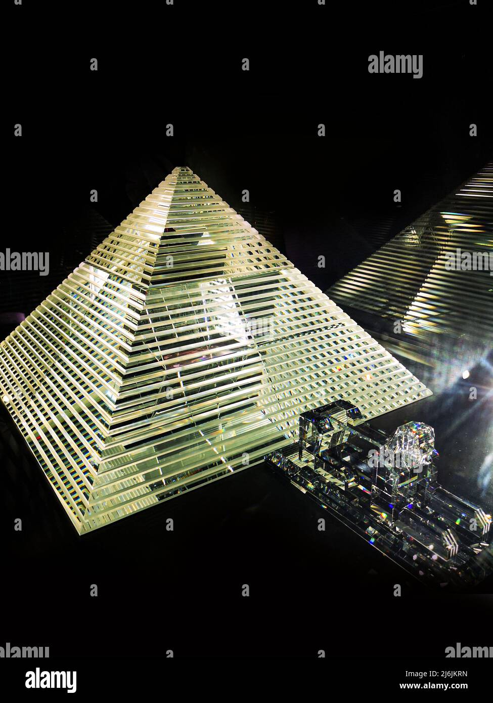 Kostbare Diamantpyramide, fotografiert auf dunklem Hintergrund, visuelles Design Stockfoto