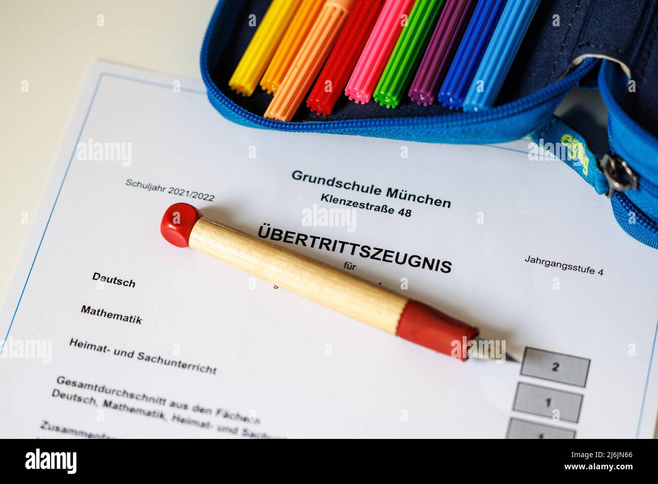 ILLUSTRATION - 02. Mai 2022, Bayern, München: Der Schriftzug "Übertrittszeugnis" ist auf einem Überweisungsschein der vierten Klasse zu sehen. Mit ihrer Überführungsbescheinigung erhalten Grundschüler in Bayern ihre Empfehlung für die Art der Sekundarschule, die sie nach Abschluss der vierten Klasse am ersten Schultag im Mai besuchen werden. Foto: Matthias Balk/dpa Stockfoto