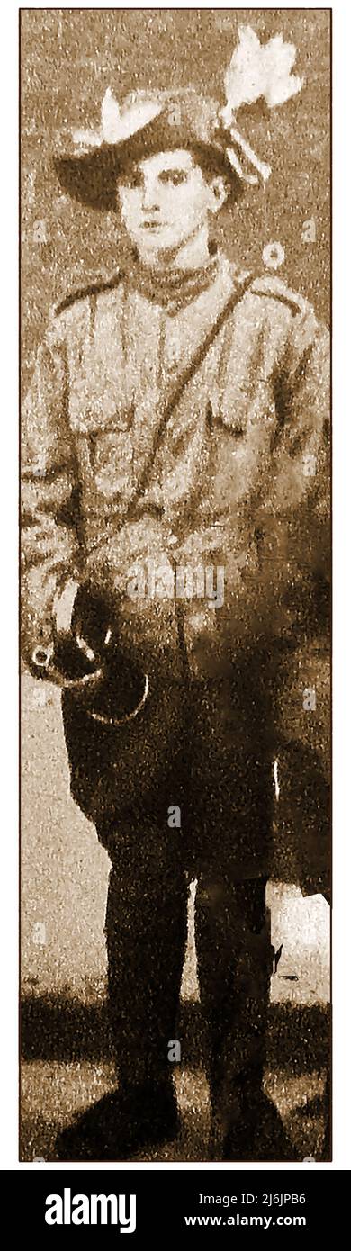 Burenkrieg - Ein Porträtfoto des 'Helden von Colenso' aus dem Jahr 1900. Bugler Dunn (John Francis Dunne) 1898-1950, von den Royal Dublin Fusiliers, dem Regiment, dem er als Knabenbugler im Alter von 14 Jahren beigetreten war. Er wurde in Colenso, Südafrika, verwundet (15.. Dezember 1899) und verlor seinen Bügel, beeindruckte aber die britische Öffentlichkeit so sehr, dass er zum Helden erklärt wurde.Königin Victoria überreichte ihm persönlich einen silberfarbenen Ersatzbügel im Osborne House. Stockfoto