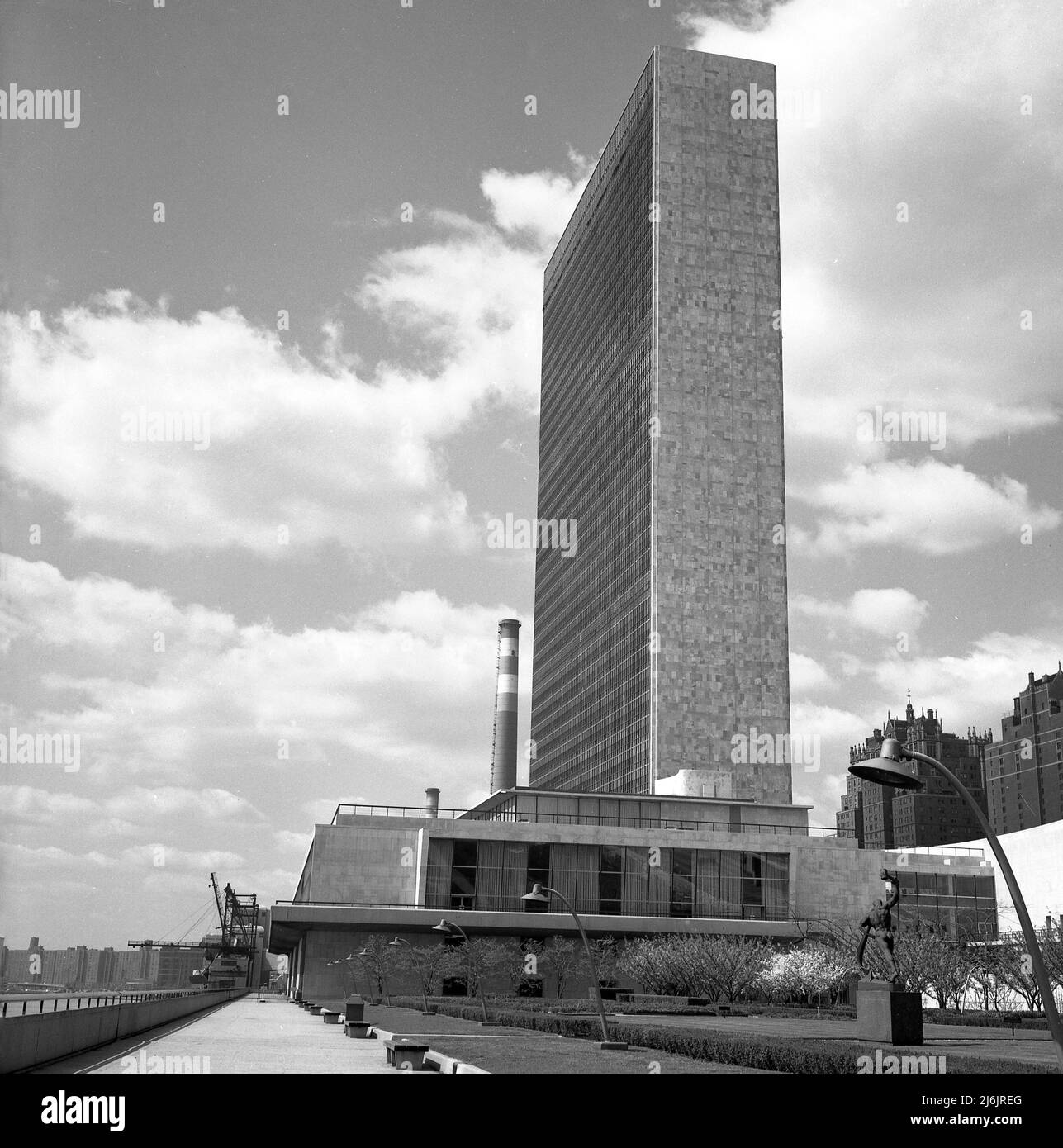 1950s, historisch, Hauptquartier der Vereinten Nationen, New York City, NY, USA. Der 39 Stockwerke hohe Hochhaus ist das Gebäude des Sekretariats, das von Oscar Niemeyer und Le Corbusier entworfen und 1950 fertiggestellt wurde. Mehrere andere Gebäude bilden den UN-Komplex, der in der Turtle Bay-Gegend von Manhattan liegt, an Land mit Blick auf den East River. Stockfoto