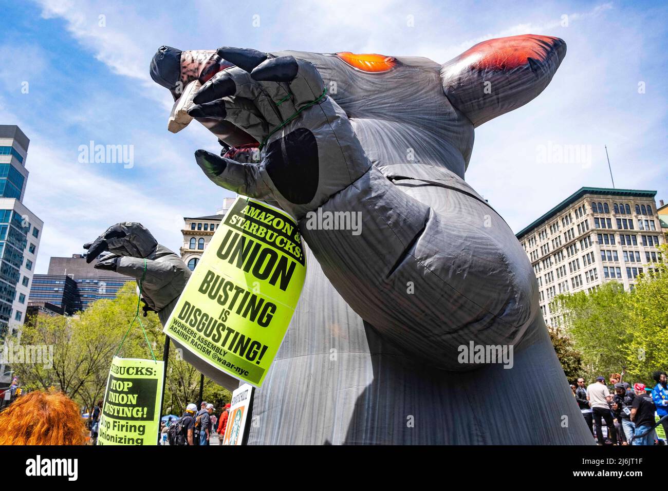 1. Mai 2022, New York, New York, USA: Am Union Square NYC versammelten sich  die Arbeitnehmer zum 1. Mai oder Internationalen Arbeitertag, um sich für  bessere Arbeitsbedingungen, Arbeitnehmerrechte, Einwanderungsrechte und  andere soziale