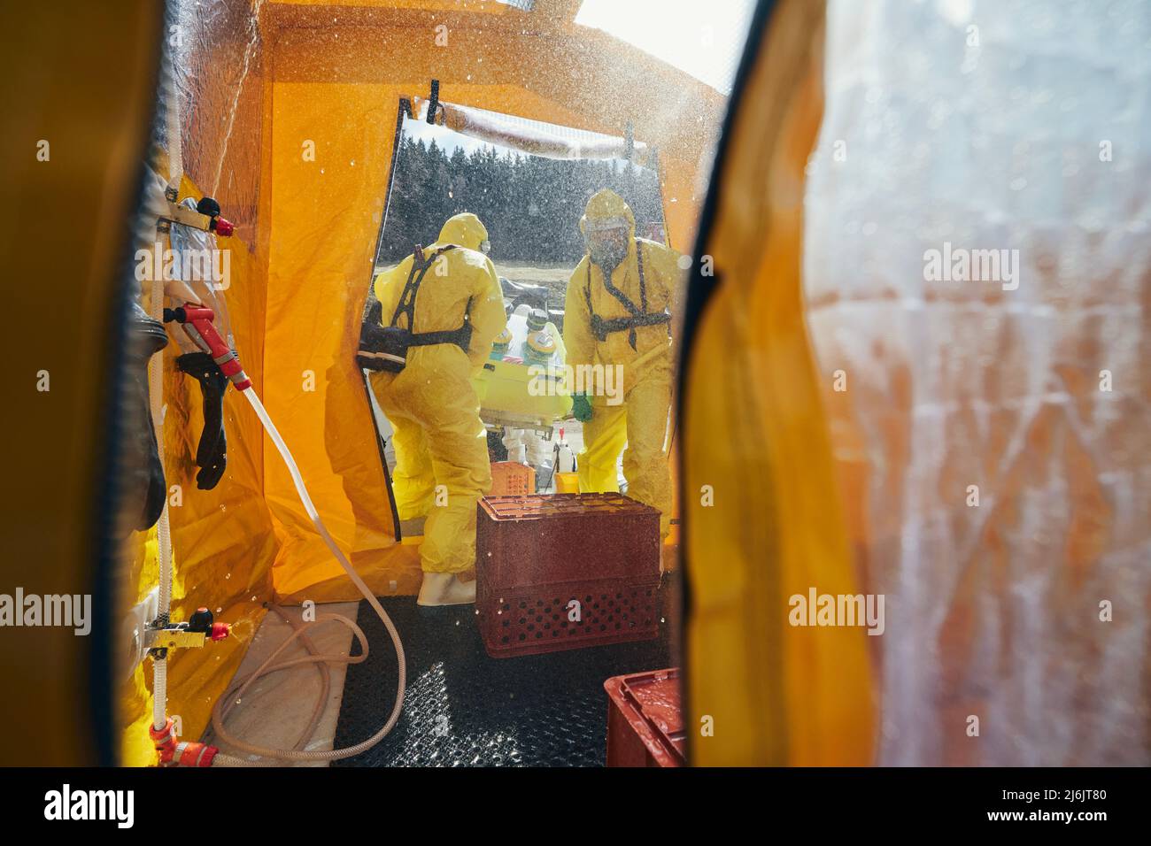 Dekontamination von Biohazard-Team des medizinischen Notdienstes in Schutzanzügen. Stockfoto