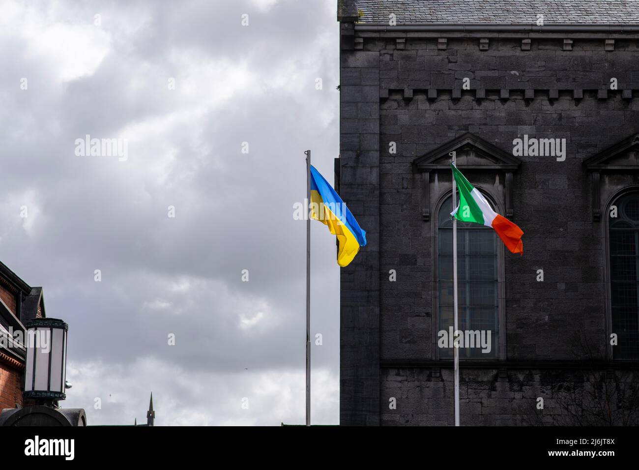 Internationale Flaggen, die auf Stangen fliegen, Farben internationaler Flaggen Stockfoto