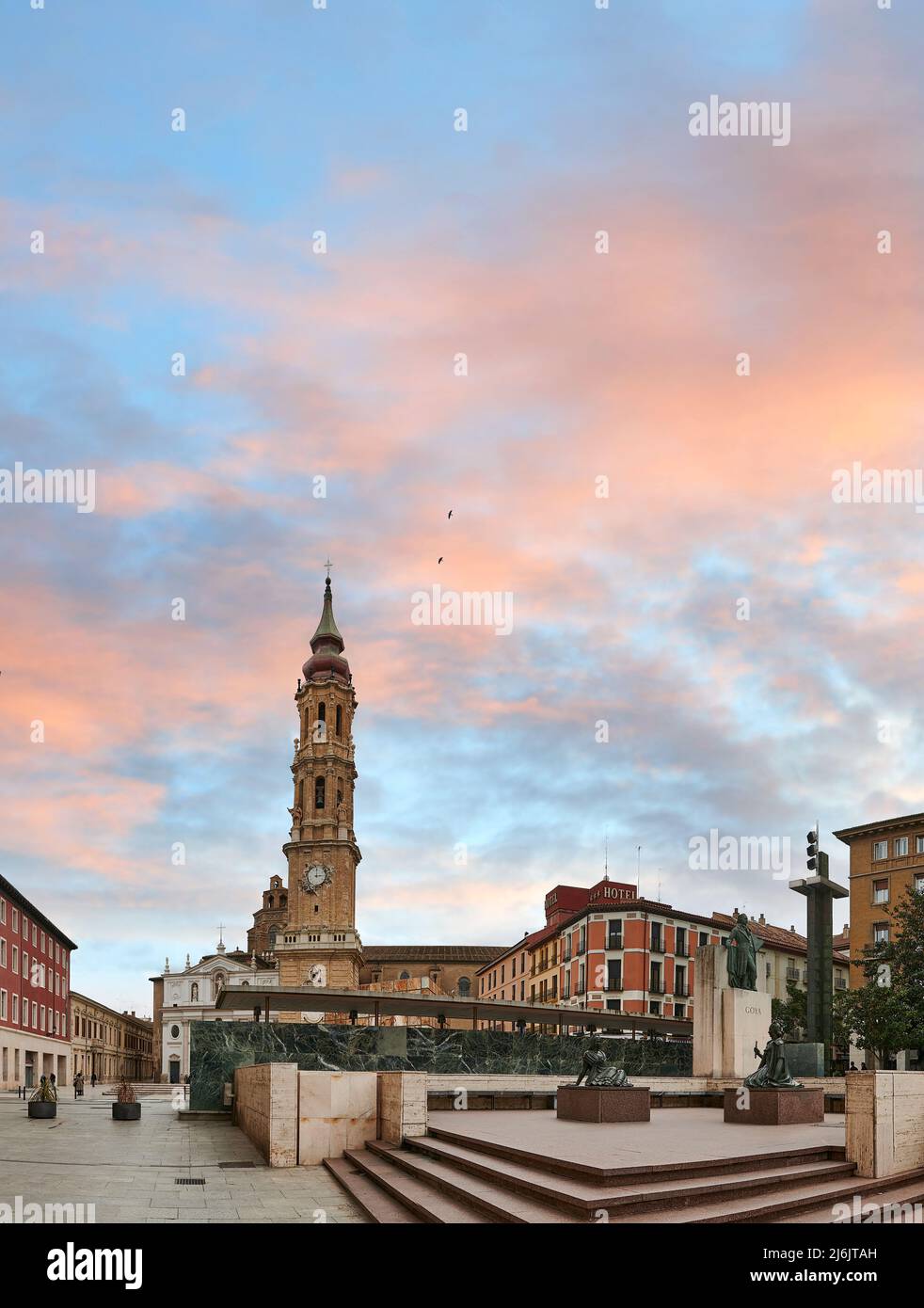 Denkmal für Francisco de Goya und Catedral de la Seo im Hintergrund. Zaragoza. Spanien Stockfoto