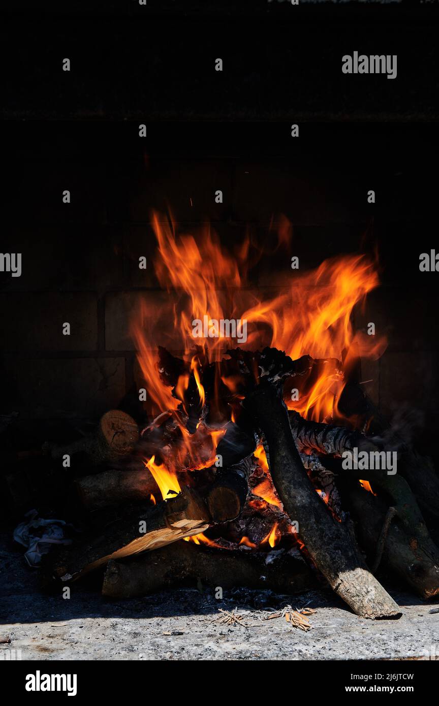 Lagerfeuer Nahaufnahme von geladenen und brennenden Stämmen und Zweigen Stockfoto