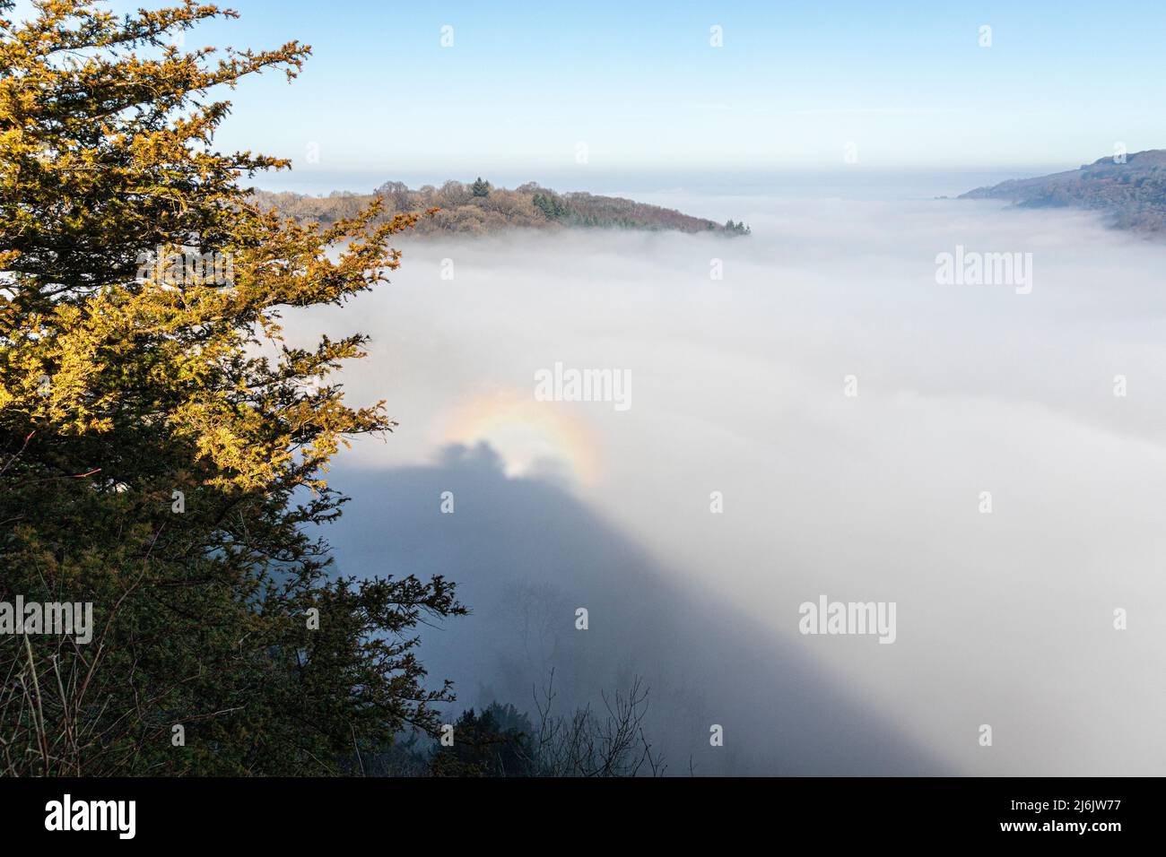 Der Fluss Wye, der aufgrund einer Temperaturinversion vom Standpunkt des Symonds Yat Rock, Herefordshire, England, vollständig vom Nebel verdeckt wurde Stockfoto