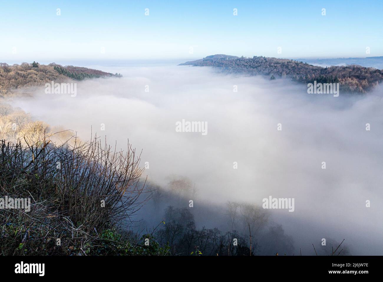 Der Fluss Wye, der aufgrund einer Temperaturinversion vom Standpunkt des Symonds Yat Rock, Herefordshire, England, vollständig vom Nebel verdeckt wurde Stockfoto