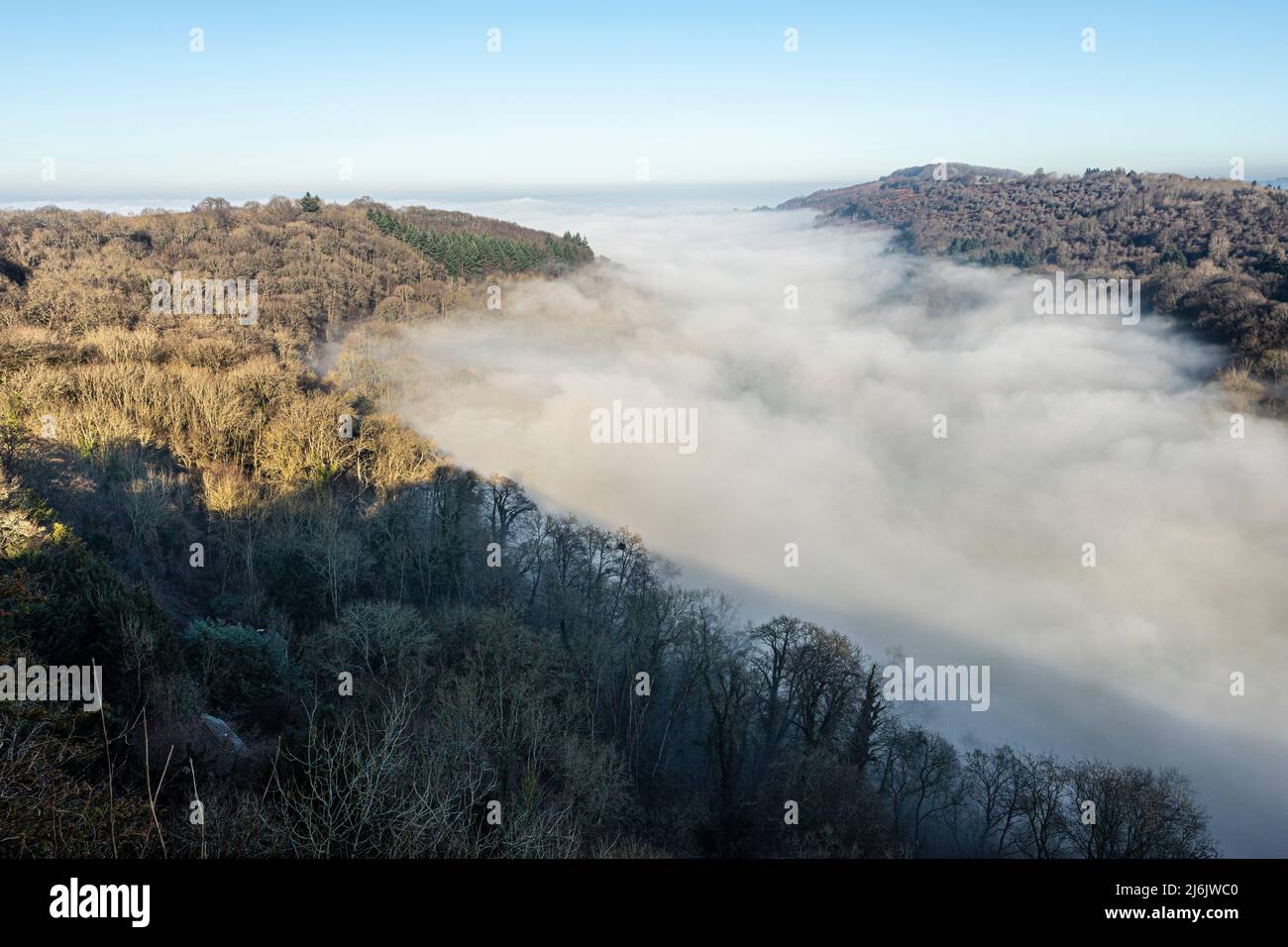 Der Fluss Wye, der aufgrund einer Temperaturinversion vom Standpunkt des Symonds Yat Rock, Herefordshire, England, vollständig vom Nebel verdeckt wurde Stockfoto