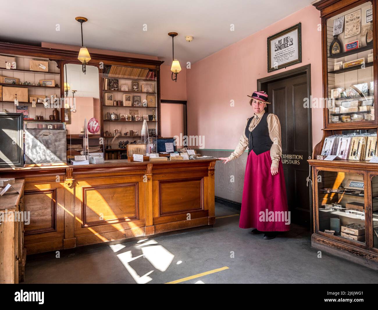 Das Bild zeigt das blist Hill Victorian Town Post Office und die Dame Post-Herrin, wie es 1900 während der Regierungszeit von Königin Victoria war, Stockfoto