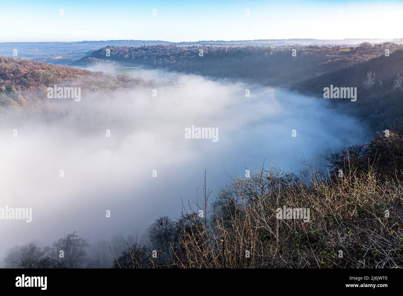 Der Fluss Wye, der aufgrund einer Temperaturinversion vom Standpunkt des Symonds Yat Rock, Herefordshire, England, vollständig vom Nebel verdeckt wurde Stockfoto