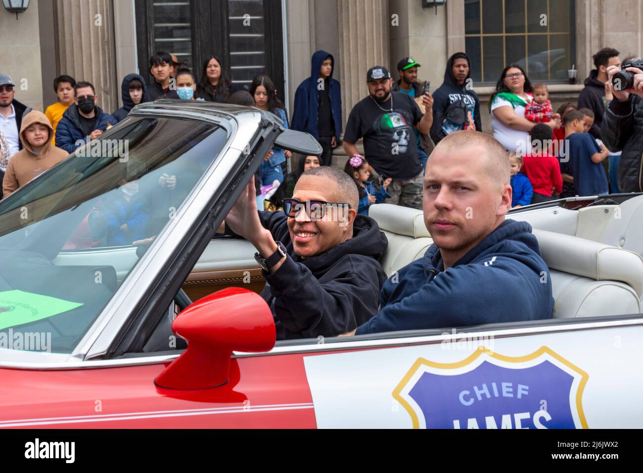 Detroit, Michigan USA - 1. Mai 2022 - der ehemalige Chef der Polizei von Detroit, James Craig (winkend), fährt in der Cinco de Mayo Parade in Detroits mexikanisch-amerikanischem Viertel. Craig kandidieren für die republikanische Nominierung zum Gouverneur von Michigan. Kredit: Jim West/Alamy Live Nachrichten Stockfoto