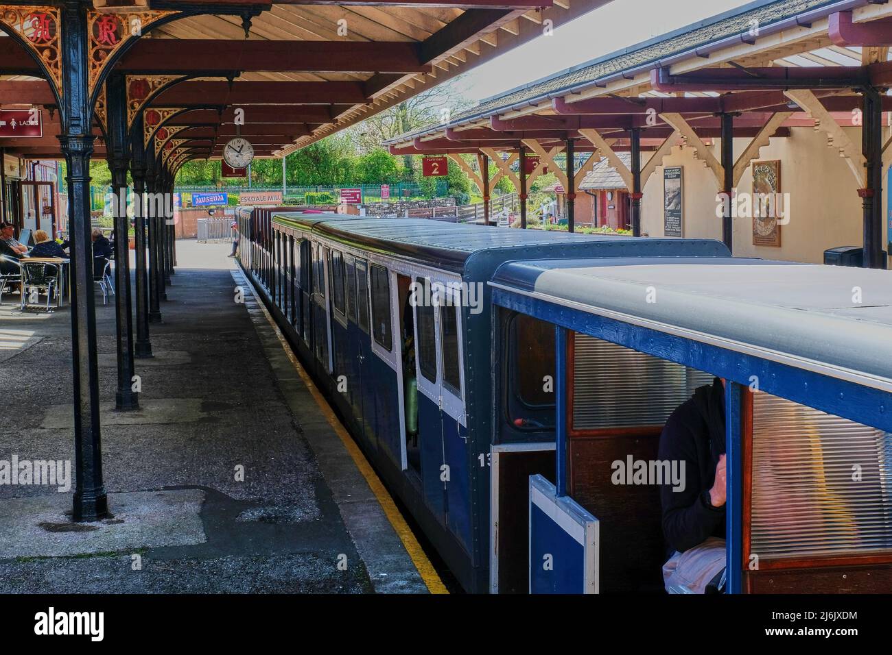 Zug am Bahnhof Ravenglass auf der Ravenglass und Eskdale Railway, Ravenglass, Lake District, Cumbria Stockfoto