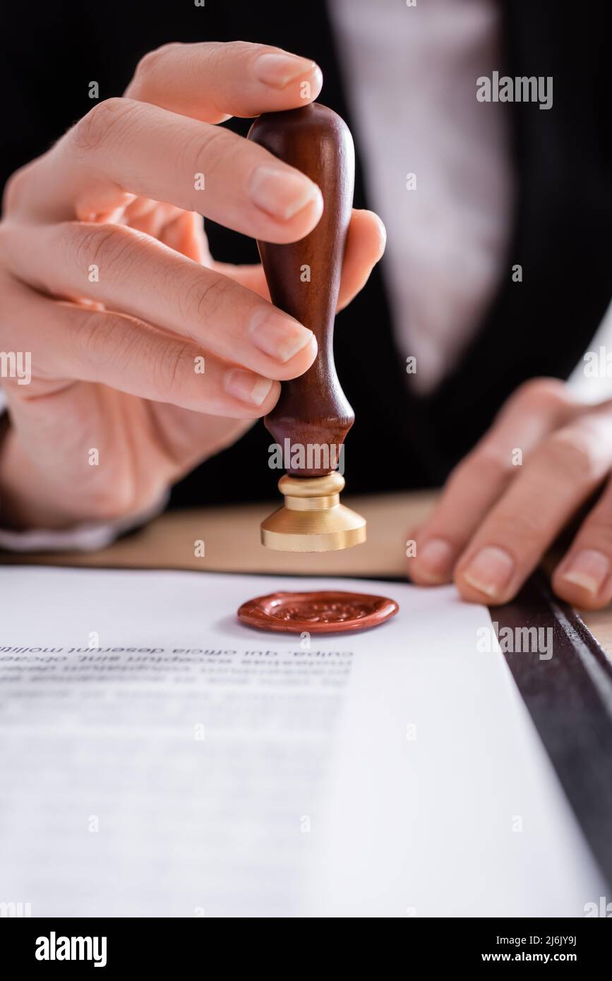 Nahaufnahme eines ausgeschnittenen notariellen Stempelvertrages mit Wachssiegel Stockfoto