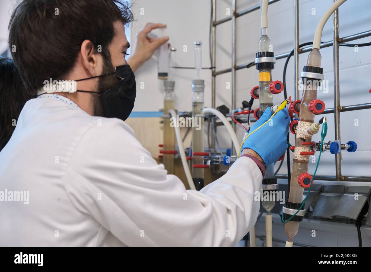 Zwei Forscher, die in einem Labor mit Wirbelschichtreaktoren arbeiten. Stockfoto