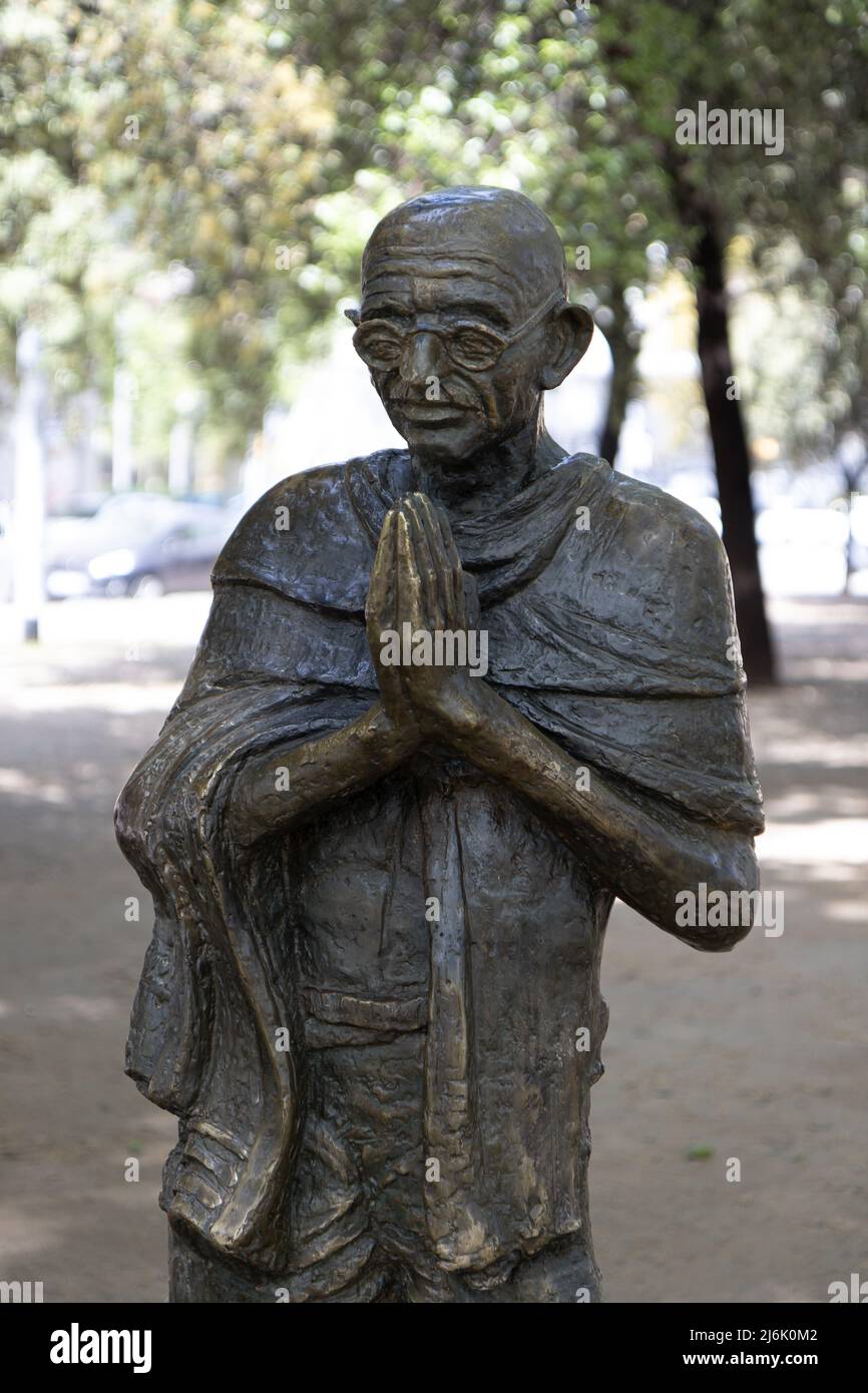 BARCELLONA, SPANIEN-30. APRIL 2022: Bronzestatue von Mahatma Gandhi in Barcelona Stockfoto
