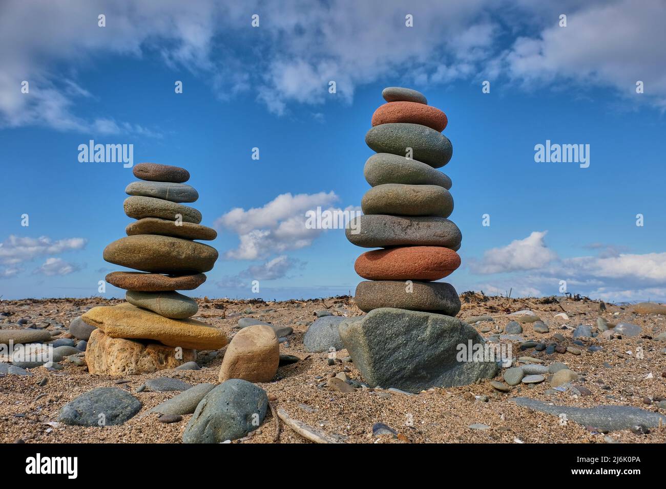 Gestapelte Steine am Beckfoot Beach in der Nähe von Silloth, Cumbria Stockfoto