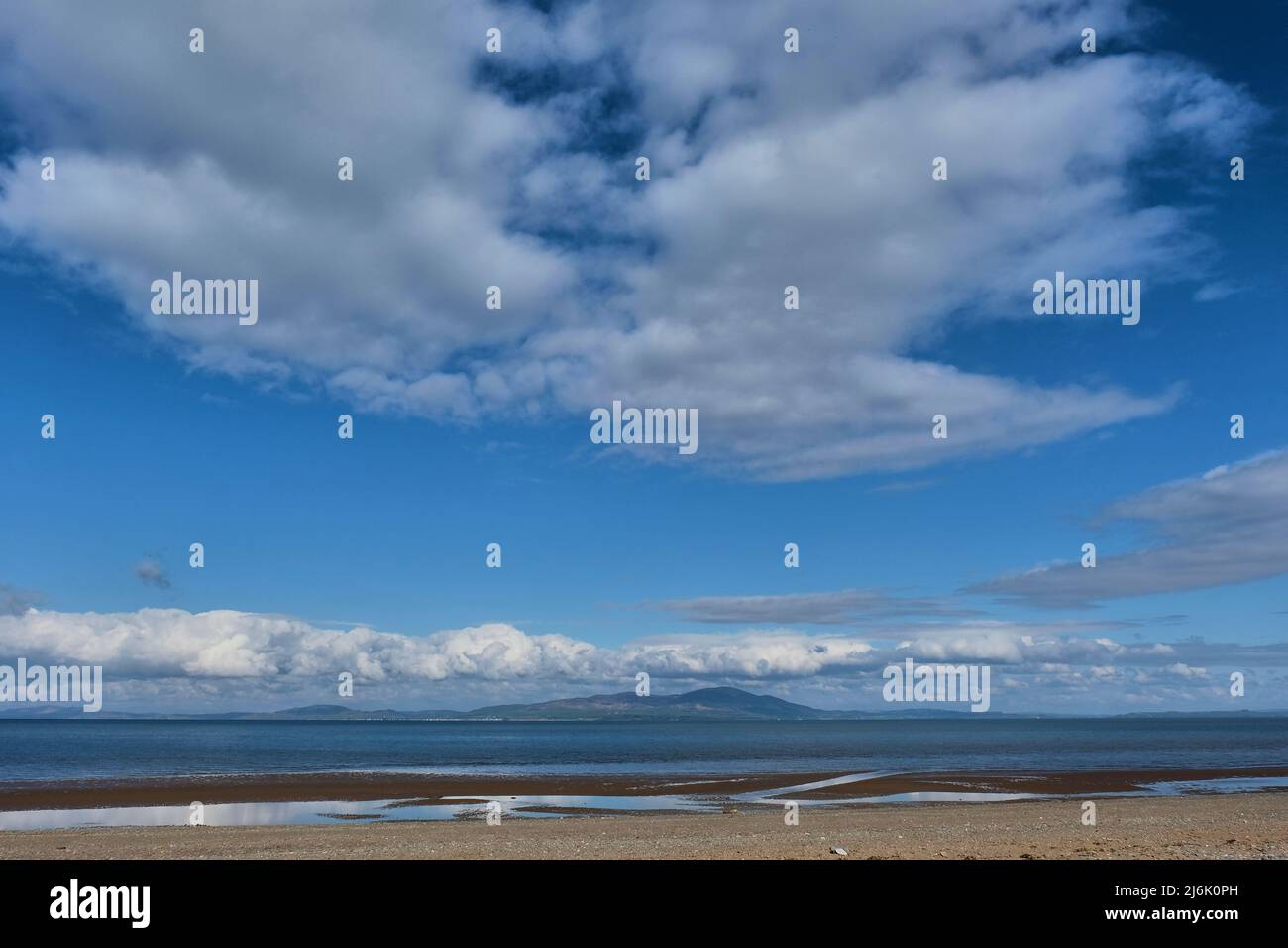 Criffel (Schottland) gesehen über den Solway Firth von Silloth, Cumbria, England Stockfoto