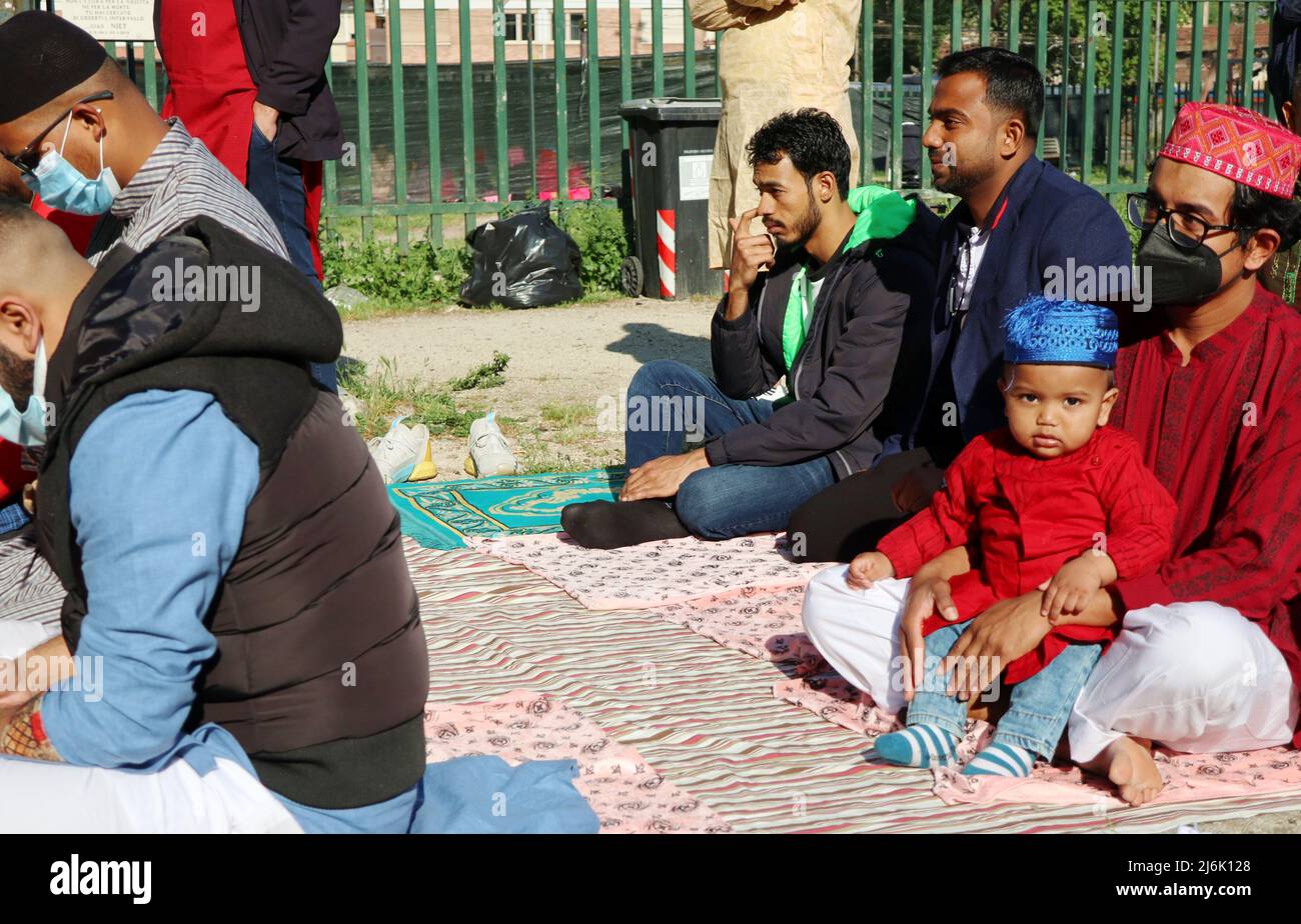 Islamische Gemeinschaft aus Bangladesch feiert das Eid Al Fitr-Fest, Rom, Italien, 2 2022. Mai. Für Muslime auf der ganzen Welt markiert Eid Al Fitr das Ende des Heiligen Monats Ramadan. (Foto von Elisa Gestri/Sipa USA) Stockfoto