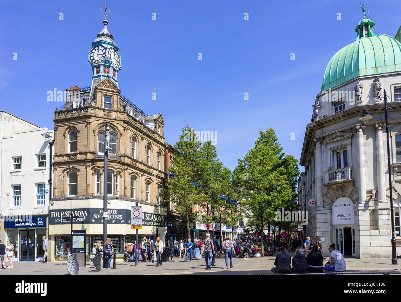 Doncaster Stadtzentrum und Shopper auf der High Street und Baxter Gate im Stadtzentrum von Doncaster South Yorkshire England GB Europa Stockfoto