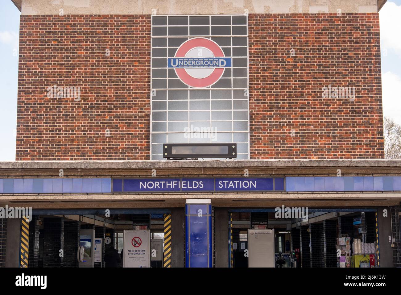 London: Northfields U-Bahnstation, Piccadilly Line Station in Ealing West London Stockfoto
