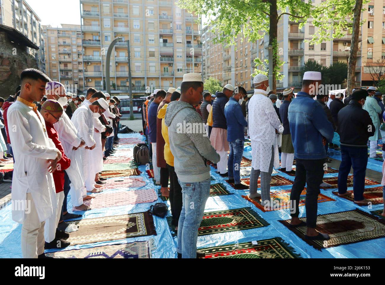 Islamische Gemeinschaft aus Bangladesch feiert das Eid Al Fitr-Fest, Rom, Italien, 2 2022. Mai. Für Muslime auf der ganzen Welt markiert Eid Al Fitr das Ende des Heiligen Monats Ramadan. (Foto von Elisa Gestri/Sipa USA) Stockfoto