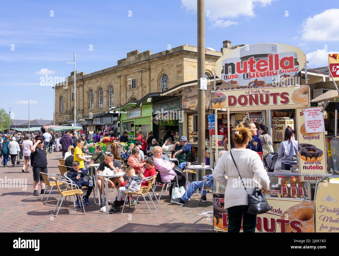 Verkaufsstand für frische Donuts auf dem Doncaster-Marktplatz Doncaster South Yorkshire England GB Europa Stockfoto